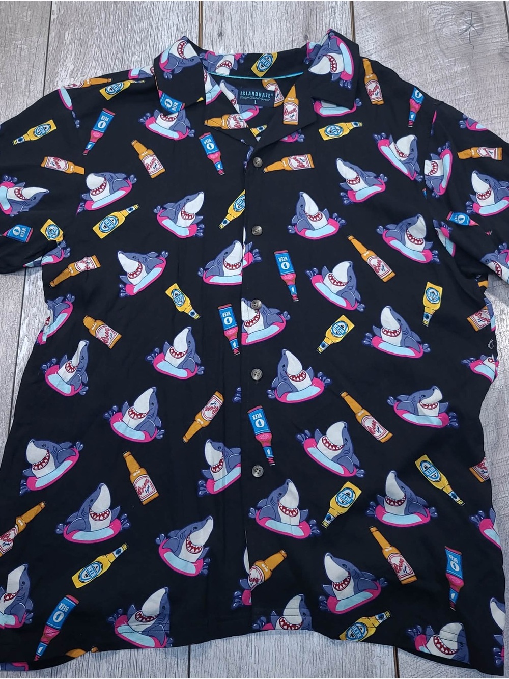 Island Haze Black Novelty Shark Print Short Sleeve Shirt size large men’s
